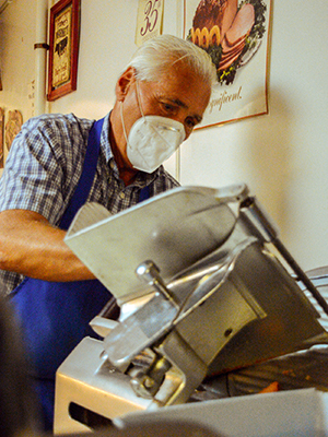 Dudek slicing lunchmeat